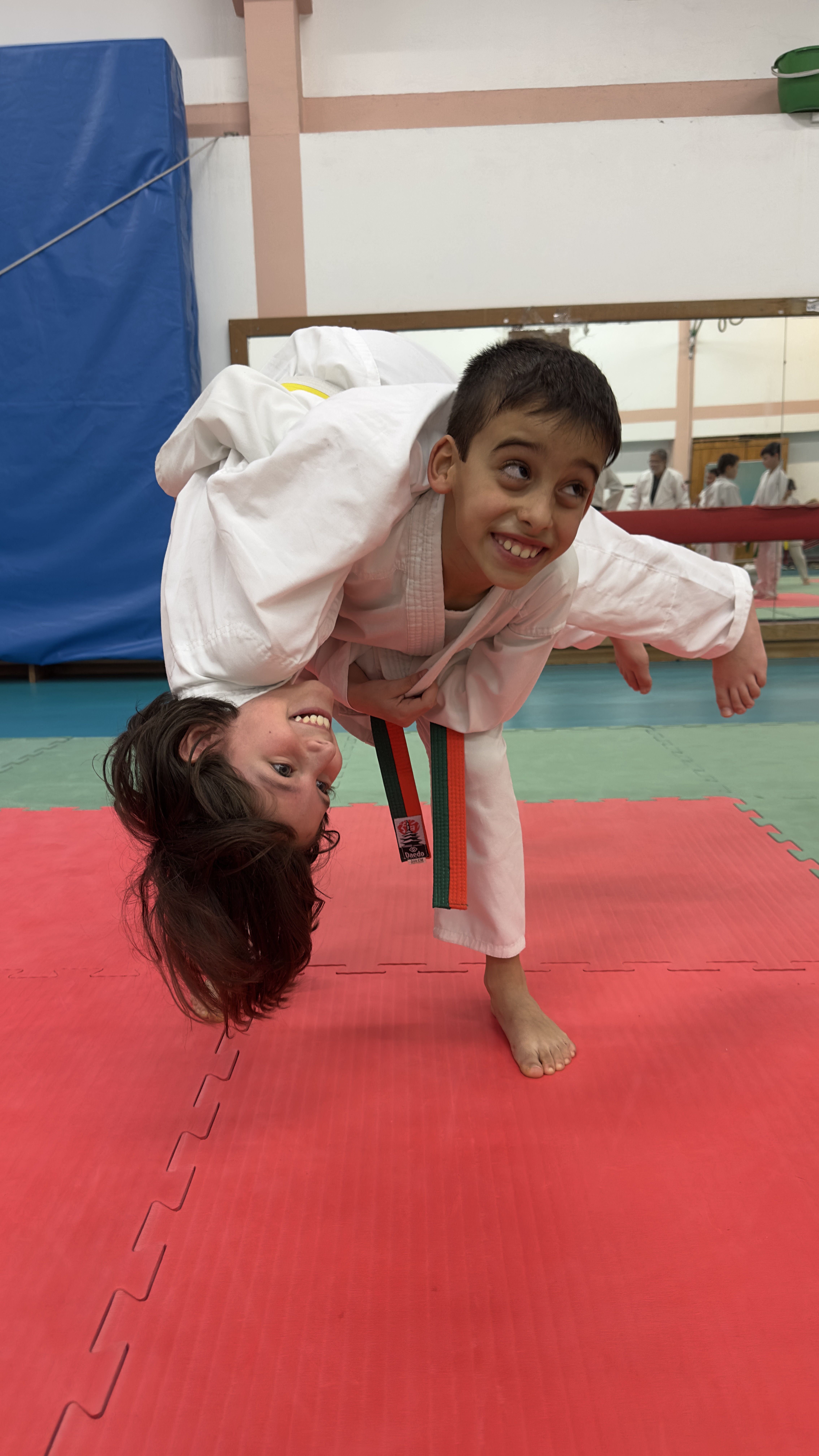 Duas crianças a praticar Judo com um sorriso