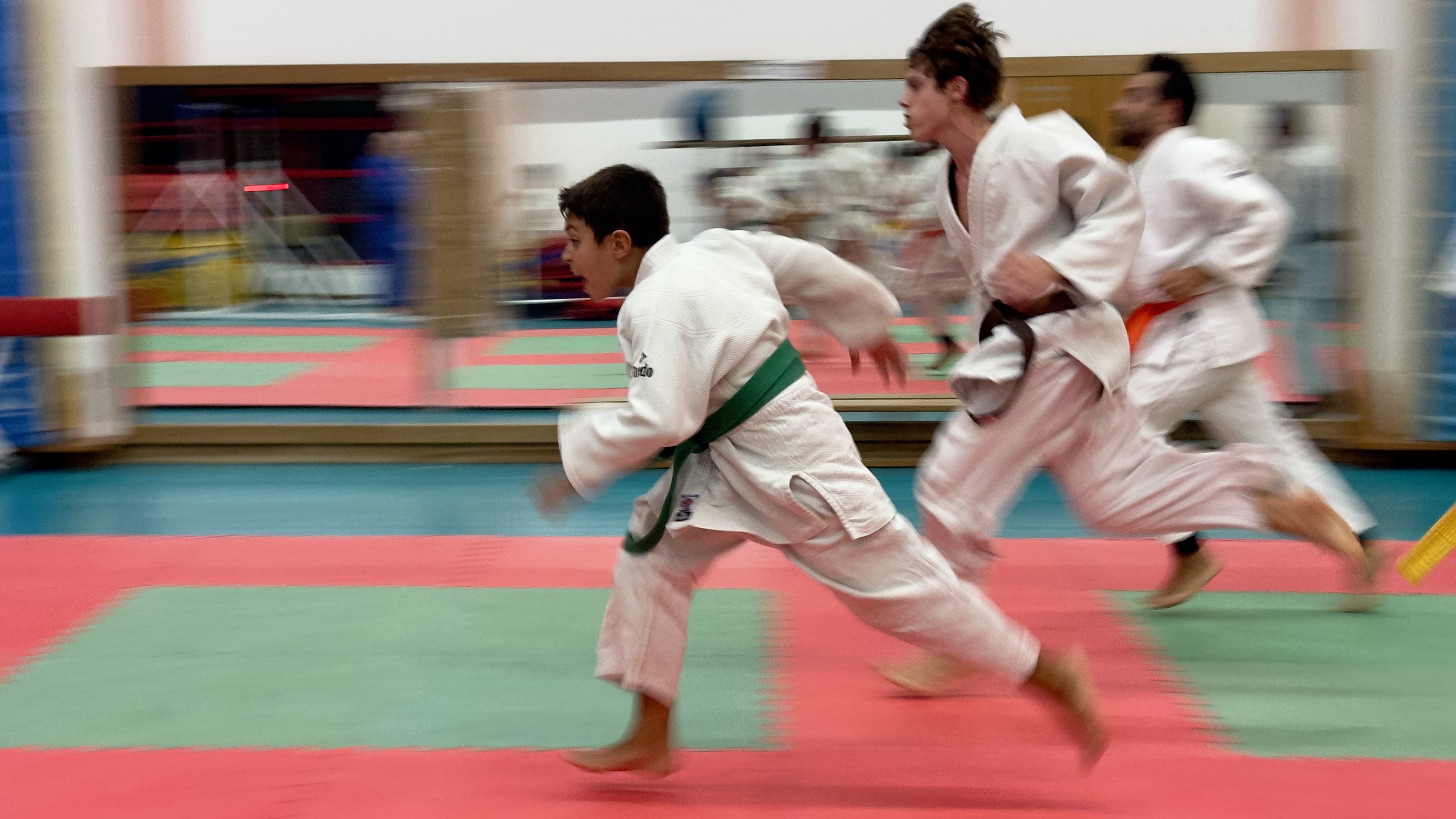 Jovens em movimento durante um treino de Judo